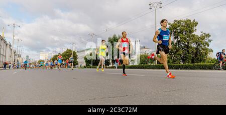 Ekaterinburg, Russia - 6 agosto 2017: Gruppo leader di atleti runner che corrono in città per la Maratona Europa-Asia Foto Stock