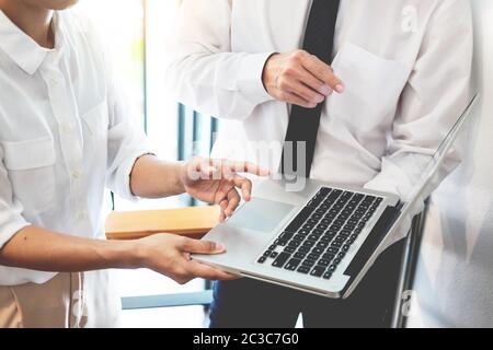 Il lavoro di squadra di avvio della pianificazione del progetto facendo grande discussione Riunione del team che lavorano insieme, Brainstorming Elabora lavoro di successo nel moderno ufficio coworking. Foto Stock