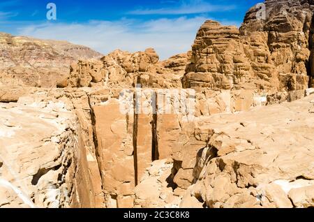 Alte montagne rocciose contro il cielo blu e nuvole bianche nel deserto in Egitto Dahab Sinai del Sud