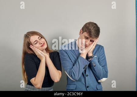 Dormire con la testa appoggiata su mani aggrappate come sogni dolci, occhi chiusi, primo piano Foto Stock