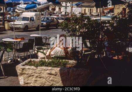 Immagini di archivio scansionate di una Corsica passata. Una ragazza in un caffè ad Ajaccio. Foto Stock