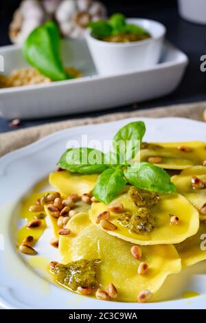 Vegetariano italiano! Tortelli con pinoli arrostiti e pesto basilico Foto Stock