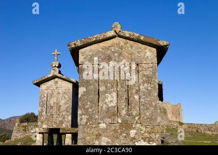 Tipica pietra essiccatoi del mais, chiamato Espigueiros Lindoso nel nord del Portogallo. Foto Stock