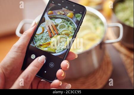 Preparare lo sciroppo di sambuco con limoni freschi Foto Stock