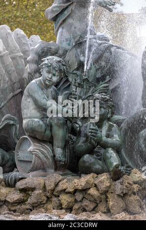 Bordeaux, Francia - 9 Settembre 2018: Esplanade des Quinconces, la fontana del monumento aux in Girondins Bordeaux. Francia Foto Stock