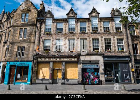 Edimburgo, Scozia, Regno Unito, 19 giugno 2020. Black Lives Matter Mural Trail: Un nuovo percorso di opere d'arte si sta sviluppando presso i luoghi d'arte per supportare la campagna BLM avviata dal produttore d'arte Wezi Mhura. Nella foto: Opere d'arte del collettivo Graffiti a Dancebase e il pub Black Bull a bordo nel Grassmarket Foto Stock