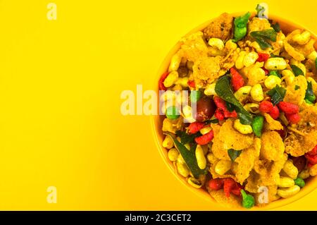 Indian Snacks: tradizionale indiana fritte piatto salato denominato chivda o miscela farsan fatta di grammo di farina e mescolate con frutta secca e torrefatto nu Foto Stock