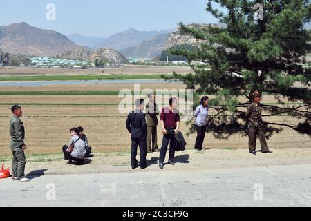 Corea del Nord - 3 maggio 2019: Strade della campagna della Corea del Nord. Le persone che si trova sul lato della strada si aspettano un autobus regolare Foto Stock