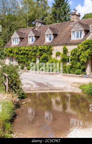Cottage accanto alla ford nel villaggio di Cottswold di Duntisbourne Rouse, Gloucestershire Regno Unito