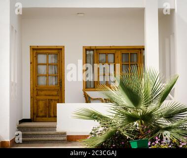 Bianco complesso casa con una verde pianta tropicale vicino in Egitto Dahab Sinai Sud Foto Stock