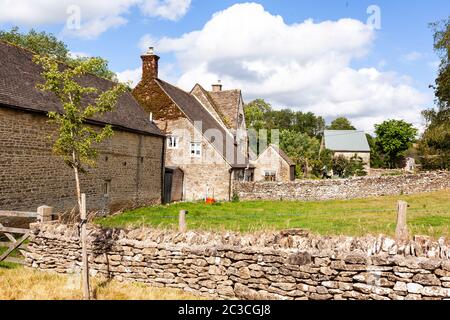 Fattoria Manor del XVII secolo nel villaggio di Cotswold di Middle Dortisbourne, Gloucestershire Regno Unito Foto Stock