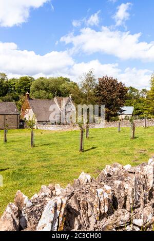 Fattoria Manor del XVII secolo nel villaggio di Cotswold di Middle Dortisbourne, Gloucestershire Regno Unito Foto Stock