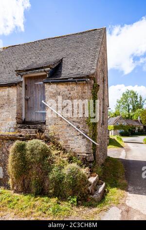 Un vecchio fienile nel villaggio di Cotswold di Middle Dortisbourne, Gloucestershire Regno Unito Foto Stock