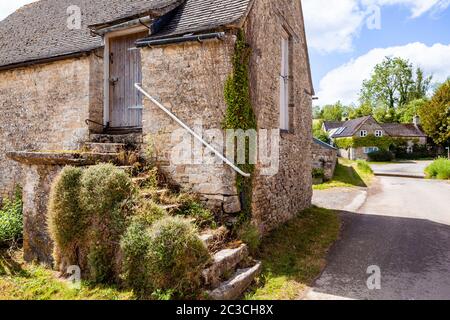 Un vecchio fienile nel villaggio di Cotswold di Middle Dortisbourne, Gloucestershire Regno Unito Foto Stock