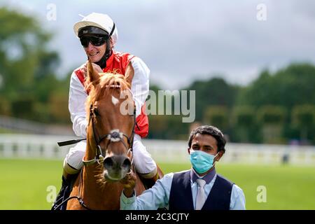 Jockey Adam Kirby dopo aver cavalcato Golden Horde per vincere la Commonwealth Cup durante il quarto giorno di Royal Ascot all'ippodromo di Ascot. Foto Stock