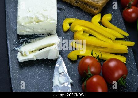 Formaggio feta a fette con pomodori, pepe bulgaro e pane. Viste dall'alto Foto Stock