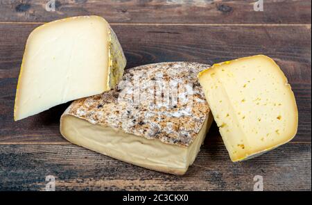 Formaggi e Tomme de Savoie, il formaggio francese Savoia, sulle alpi francesi Francia. Foto Stock