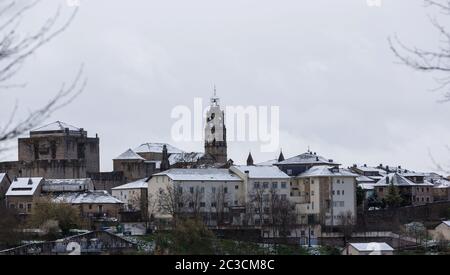 Le vecchie case di Puebla de Sanabria con neve, Castilla y Leon, Spagna Foto Stock