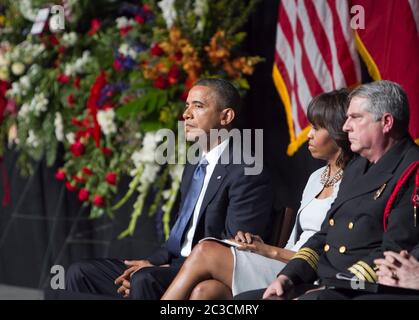 25 aprile 2013 Waco, Texas USA: Un somber Pres. Barack Obama aspetta di parlare con migliaia di lutto in occasione di un memoriale per vigili del fuoco uccisi in Occidente, Texas, l'esplosione di piante di fertilizzanti il 17 aprile. Dodici delle 15 persone uccise erano soccorritori. First Lady Michelle Obama siede accanto al marito. ©Marjorie Kamys Cotera/Daemmrich Photography Foto Stock