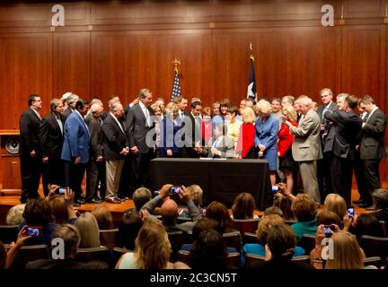 Austin, Texas USA, 18 luglio 2013: Texas Gov. Rick Perry firma controverso HB2, ponendo nuove restrizioni sull'accesso delle donne all'aborto, in legge con una stanza piena di rappresentanti e senatori perlopiù repubblicani tra cui l'autore Jodie Laubenberg R-Murphy e il co-autore Sen Hegar R-Katy. Sul palco anche il Sen. Eddie Lucio D-Brownsville, l'unico senatore democratico a favore del disegno di legge. ©Marjorie Kamys Cotera/Daemmrich Photography Foto Stock