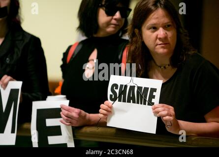 Austin, Texas USA, luglio 18 2013: I sostenitori di Pro-Choice protestano fuori dall'auditorium del Campidoglio dove si trova il Texas Gov. Rick Perry ha firmato il controverso HB2, ponendo nuove restrizioni sull'accesso delle donne all'aborto, nella legge con una stanza piena di legislatori perlopiù repubblicani. ©Marjorie Kamys Cotera/Daemmrich Photography Foto Stock