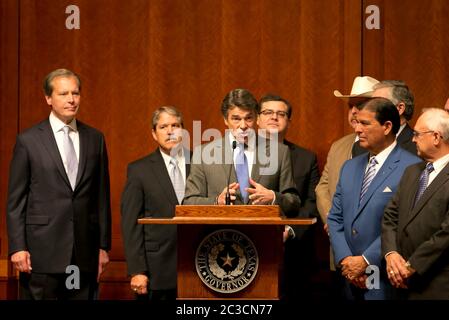 Austin, Texas USA, 18 luglio 2013: Texas Gov. Rick Perry parla prima di firmare il controverso HB2, mettendo nuove restrizioni sull'accesso delle donne all'aborto, in legge con una stanza piena di rappresentanti e senatori perlopiù repubblicani. Il Sen. Eddie Lucio di Brownsville (secondo di destra) è stato l'unico democratico del Senato a votare a favore del disegno di legge. ©Marjorie Kamys Cotera/Daemmrich Photography Foto Stock