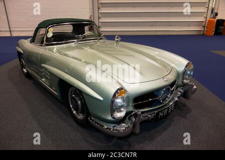 Vista frontale di tre quarti di una Green, 1958, Mercedes-Benz 300SL, in mostra al London Classic Car Show 2019 Foto Stock