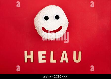 Tedesco Berliner Donut con gli occhi divertenti e testo Helau Foto Stock