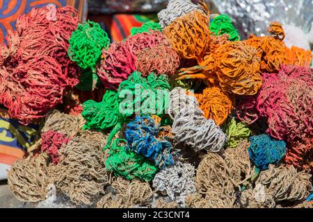 Alghe marine secche colorate del Mar Rosso, alghe marine a forma di palline decorative sul mercato di strada in Egitto Foto Stock