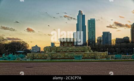 Millennium Park Chicago, Illinois, USA, con Buckingham Fountain al tramonto con le nuvole nel cielo Foto Stock