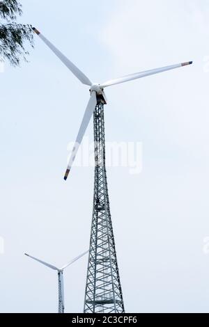 Turbina eolica a traliccio a torre ibrida più alta costruzione di acciaio laminato (tubolare segmentato) installare fino a 200 piedi su terra con rotore di diametro 100m. Vento t Foto Stock