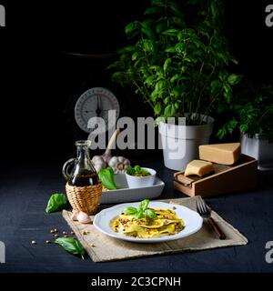 Vegetariano italiano! Tortelli con pinoli arrostiti e pesto basilico Foto Stock