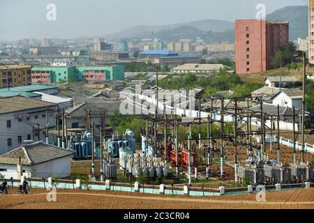 Kaesong, Corea del Nord - 5 maggio 2019: Sottostazione elettrica mostrata nella periferia di Kaesong. Regione industriale di Kaesong. Foto Stock