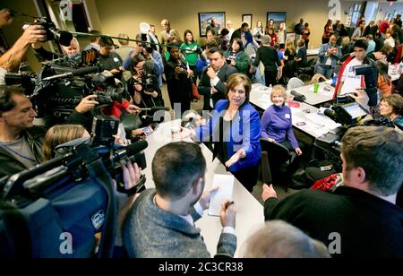 Austin Texas USA, novembre 23 2013: Texas Sen. Stato democratico Letticia Van de Putte, candidato per governatore tenente, parla alla stampa in un'operazione di banca telefonica piena di volontari democratici che lavorano per conto di Battleground Texas e del Partito democratico di Stato. Van de Putte affronta una battaglia in salita, poiché il Texas è stato uno stato repubblicano solido "rosso" per quasi 20 anni. ©MKC/Bob Daemmrich Photography, Inc Foto Stock