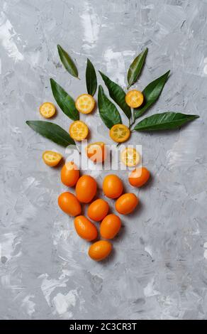 Kumquat frutti su sfondo grigio vista superiore Foto Stock
