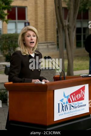 Austin, Texas USA, febbraio 10T 2014: Candidato democratico al Governatore del Texas, Sen. Wendy Davis, parla ai media in una conferenza stampa presso un campus dell'Austin Community College. ©Marjorie Kamys Cotera/Daemmrich Photography Foto Stock