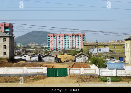 Kaesong, Corea del Nord - 5 maggio 2019: Periferia di Kaesong. Regione industriale di Kaesong. Case di abitazione e cantiere Foto Stock