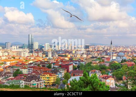 Distretto di Umraniye sulla riva asiatica di Istanbul, Turchia. Foto Stock