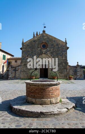 Monteriggioni è una città medievale fortificata, situata su un poggio naturale, costruita dai senesi nel 1214-19 come prima linea nelle loro guerre contro Firenze. Foto Stock