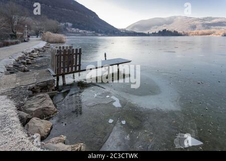 Iced il lago di Endine Foto Stock