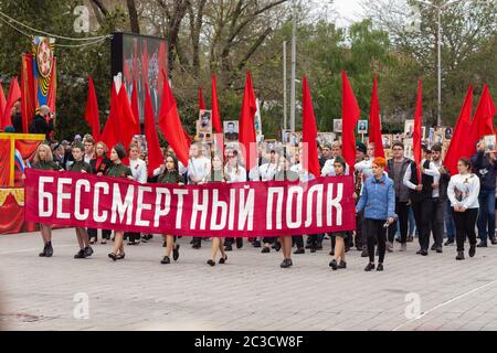 Anapa, Russia - 9 maggio 2019: I giovani portano il segno del reggimento immortale e guidano una colonna alla sfilata del giorno della vittoria il 9 maggio Foto Stock