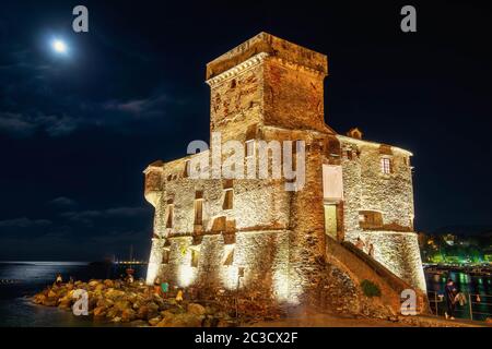 Il castello italiano in notturna di mare, Rapallo, Liguria Genova, Golfo del Tigullio vicino Portofino, Italia. Foto Stock