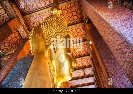 Statua del Buddha sdraiato nel tempio di Wat Pho, Bangkok Foto Stock