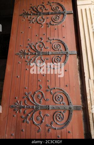 Arles, Francia - 27 Giugno 2017: decorate cerniere della porta di Saint Trophime cattedrale in Arles, Francia. Bouches-du-Rhone, Francia Foto Stock