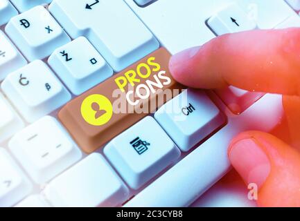 Scrittura concettuale a mano che mostra i pro Cons. Concetto che significa vantaggi e svantaggi osservati durante l'esame di un prodotto Foto Stock