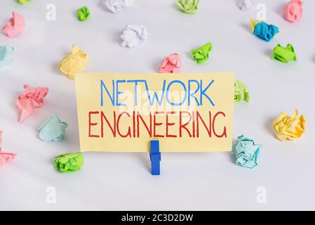 Scrittura concettuale a mano che mostra Network Engineering. Concetto che significa professionista che ha le competenze per supervisionare la carta sminuzzata colorata a rete vuota r Foto Stock