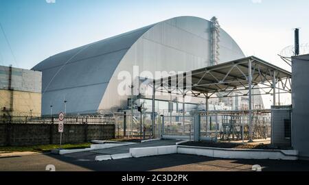 Centrale nucleare con una nuova cupola a Chernobyl Foto Stock