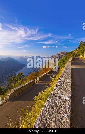 Montagne su strada e Kotor Bay sul tramonto - Montenegro Foto Stock