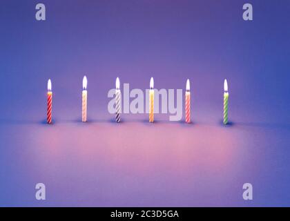 Composizione di compleanno da candele brucianti per dolci. Foto Stock
