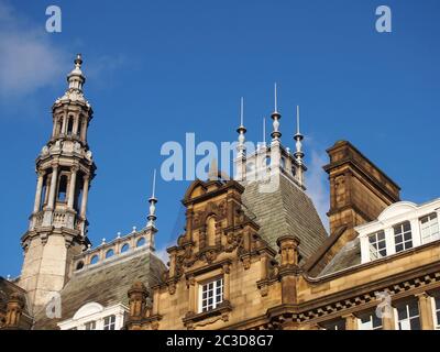 torri e cupole in pietra ornate sul tetto del mercato cittadino di leeds, un edificio storico nello yorkshire occidentale inghilterra Foto Stock